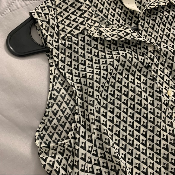 H&M Black & White geometric print hi-low sheer sleeveless button-down. Size 2 - Picture 8 of 15
